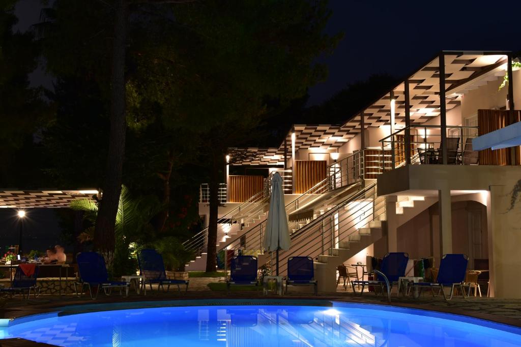 Bazén v ubytování Flisvos Seaside Apartments nebo v jeho okolí