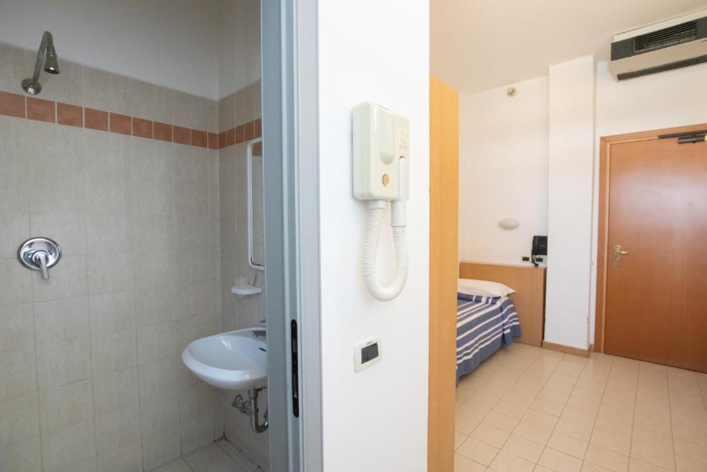 Koupelna v ubytování Piccolo Hotel