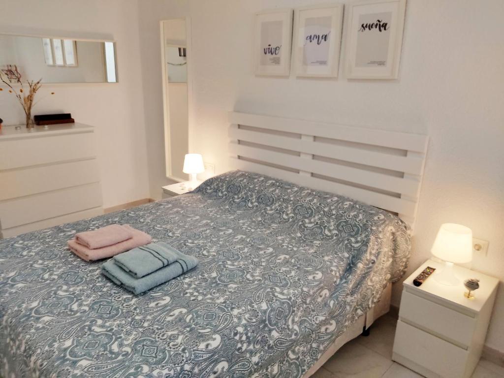 Postel nebo postele na pokoji v ubytování CASA SANTO a 2 minutos de la playa a pié y parking gratuito
