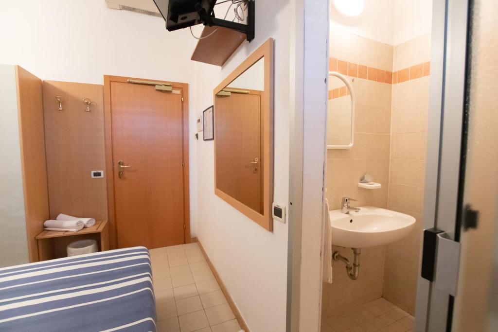 Koupelna v ubytování Piccolo Hotel