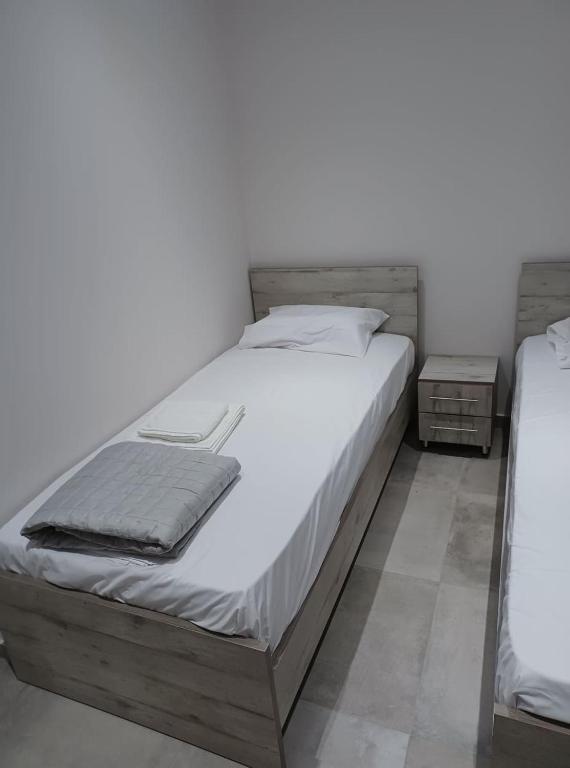 Postel nebo postele na pokoji v ubytování Ladenis Studios