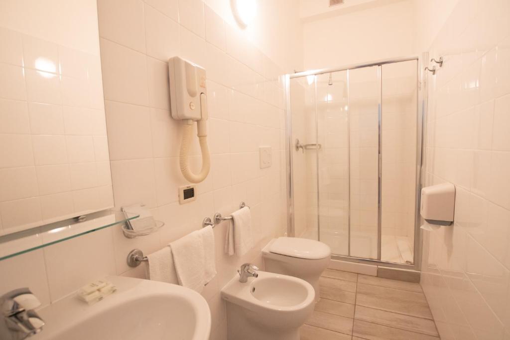 Koupelna v ubytování Piccolo Hotel