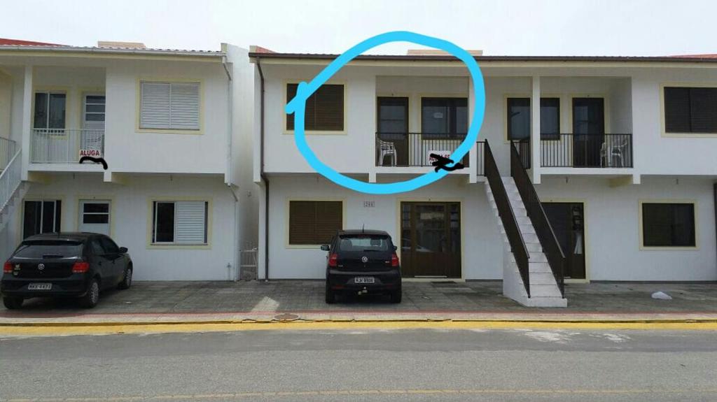 d'un cercle bleu sur le côté d'un bâtiment dans l'établissement Apartamento 02, à Garopaba