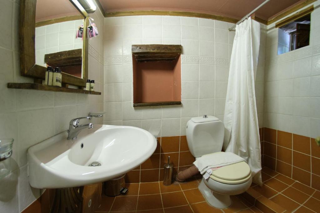 A bathroom at Arhontiko Aristis