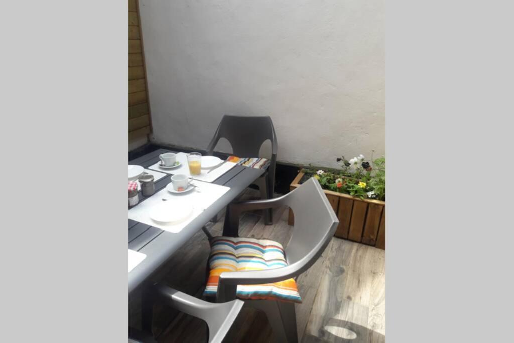 埃塔普勒的住宿－Maison de pêcheur près du port，一个带桌椅的小阳台
