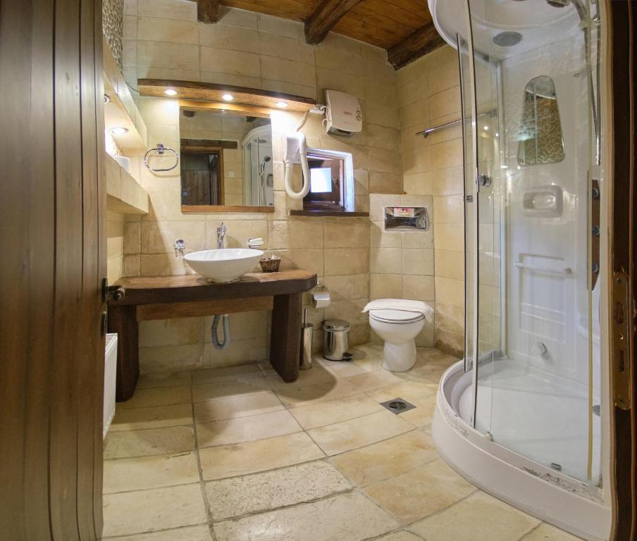 A bathroom at Arhontiko Aristis