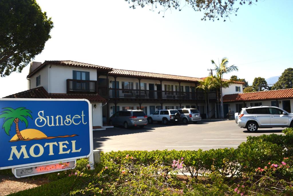 un panneau du motel devant un parking dans l'établissement Sunset Motel, à Santa Barbara