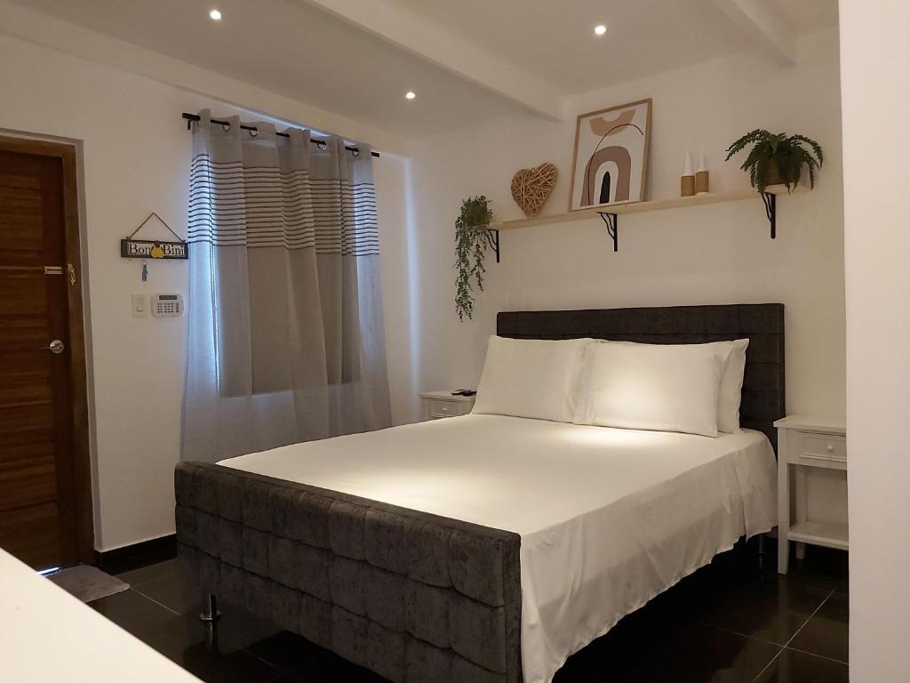 Cama ou camas em um quarto em KDF Apartments