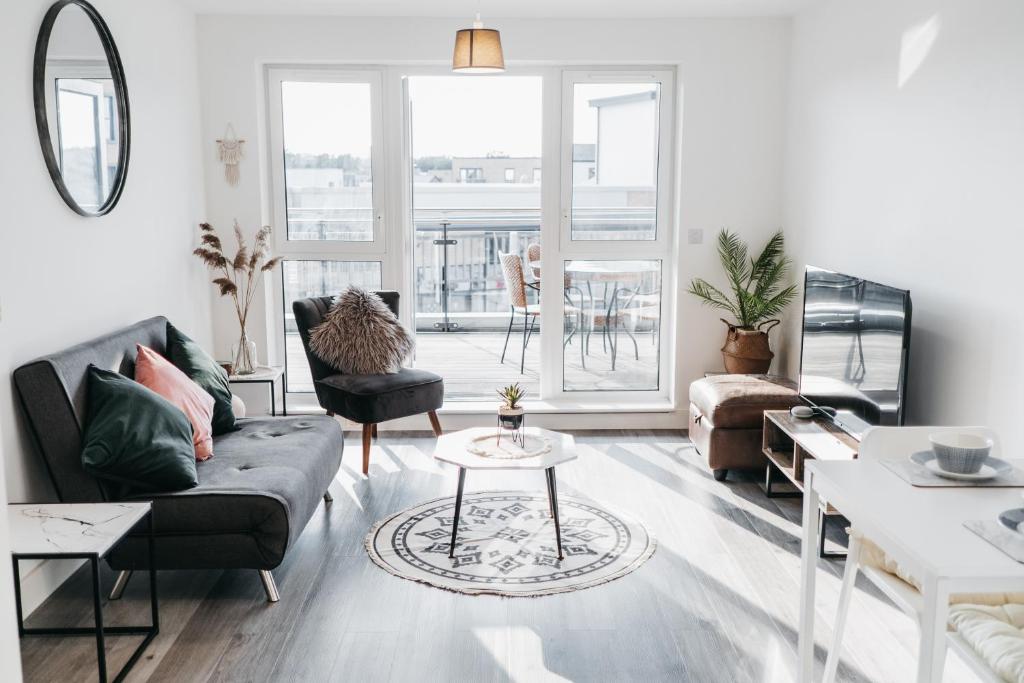 Setusvæði á Oakgrove Apartment - 2 Bedroom with Terrance and private parking