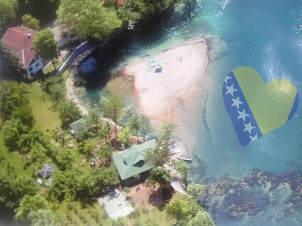 una vista aérea de una casa junto a la playa en Villa My Island, en Bihać