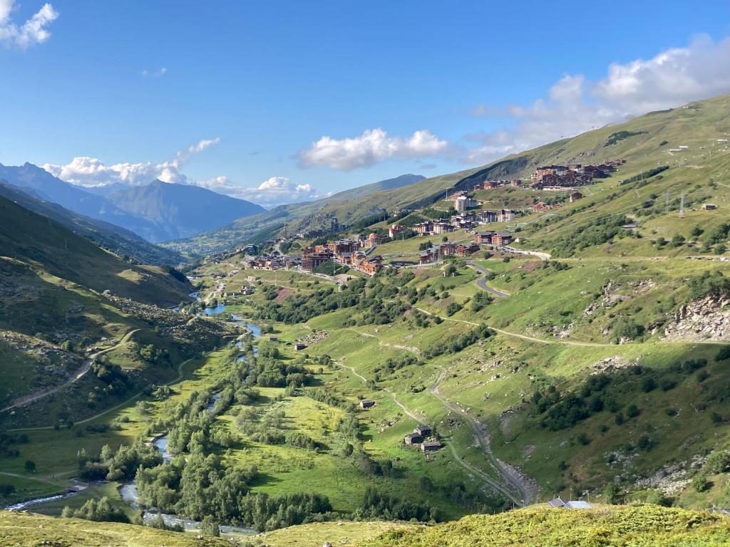 Gallery image of Les Menuires -Les Lauzes - Appart 2 pièces 5 pers - Balcon Sud Ouest - Ski aux pieds in Les Menuires