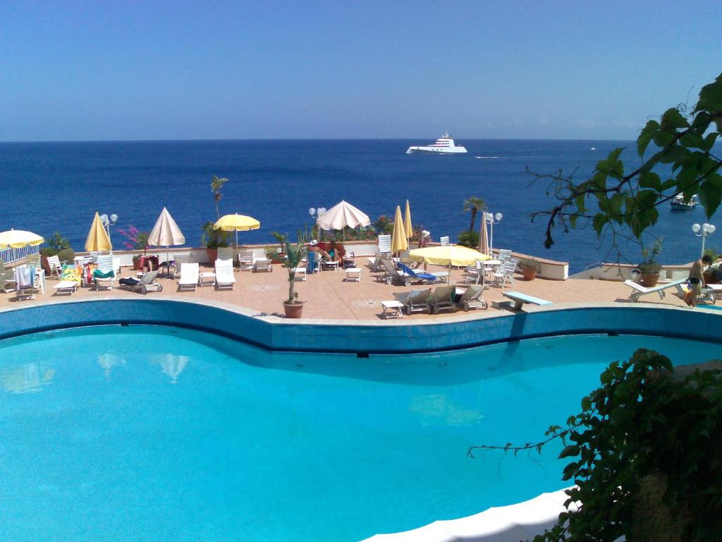 Bazén v ubytování Hotel Carasco nebo v jeho okolí