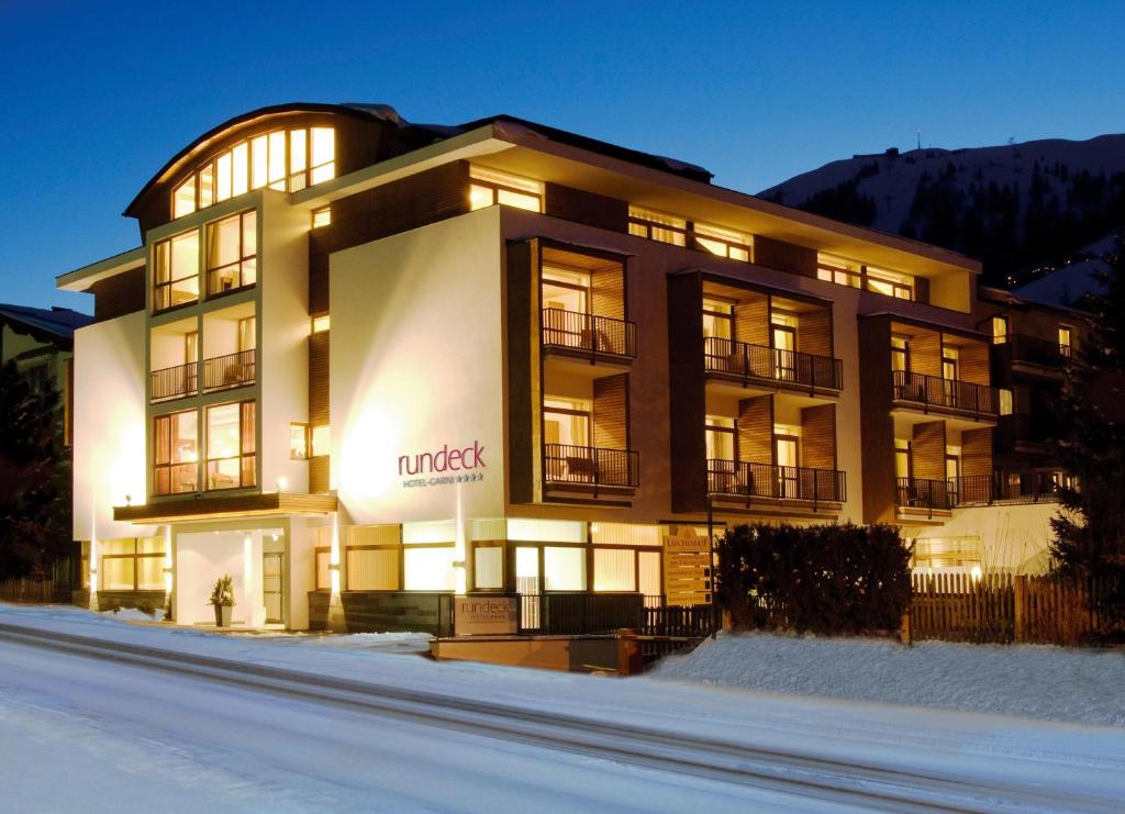 ein Gebäude mit einem Nordisk-Schild im Schnee in der Unterkunft Hotel Rundeck in Sankt Anton am Arlberg