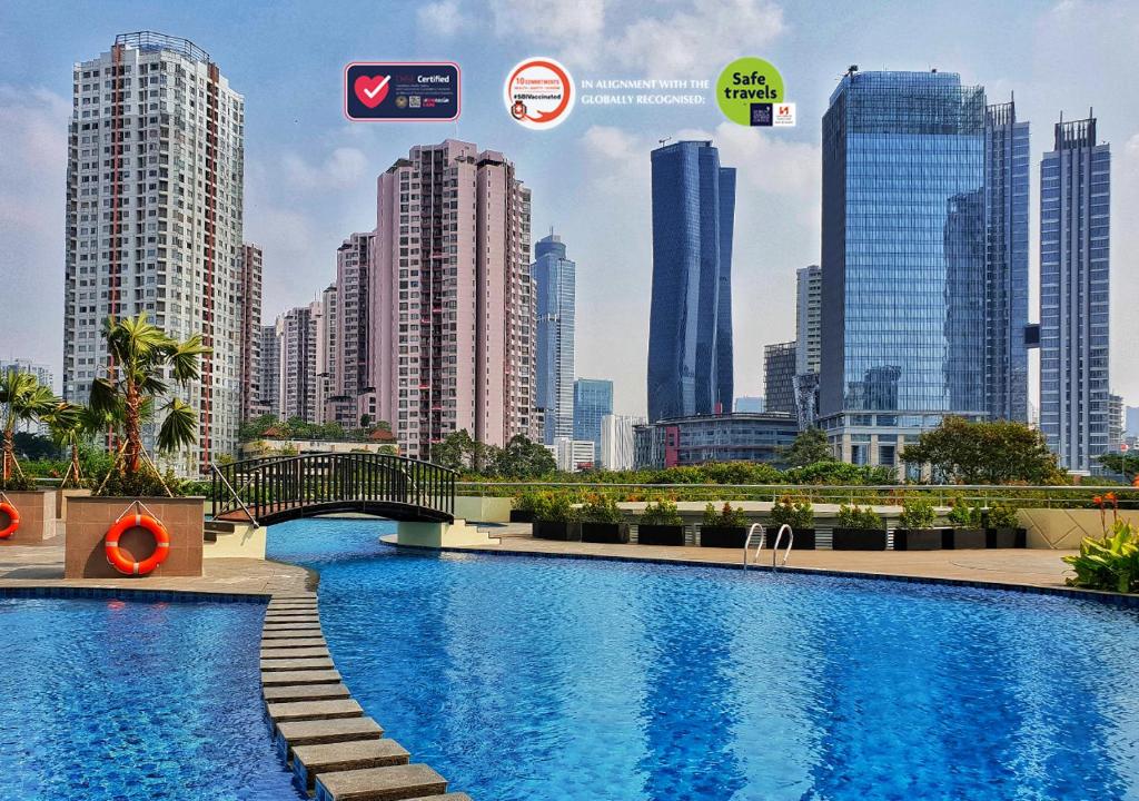 une piscine dans une ville avec de grands bâtiments dans l'établissement Swiss-Belresidences Rasuna Epicentrum, à Jakarta