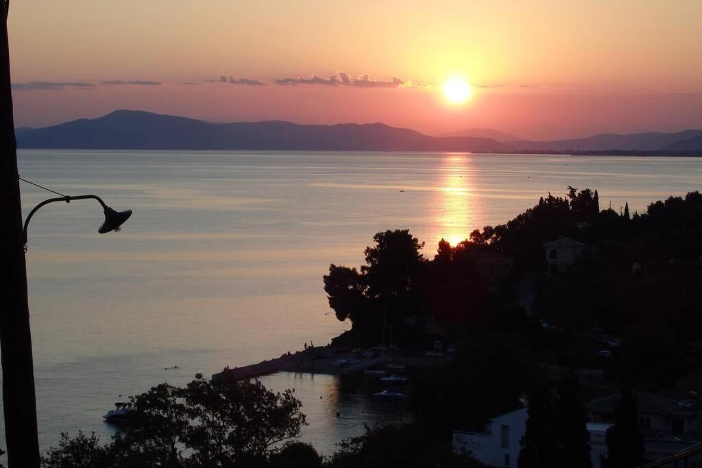 una puesta de sol sobre un gran cuerpo de agua en ¨Με θέα το ηλιοβασίλεμα¨, en Áfissos