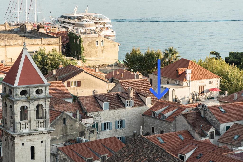 Fotografia z galérie ubytovania Charming stone apartment with jacuzzi in center of Omiš v Omise