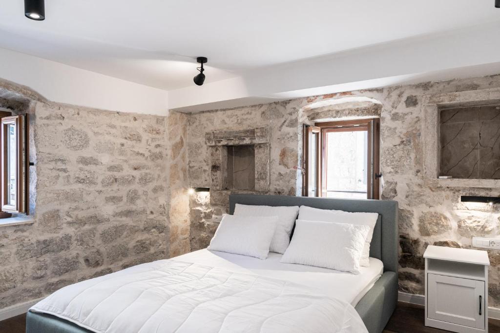 Fotografia z galérie ubytovania Charming stone apartment with jacuzzi in center of Omiš v Omise