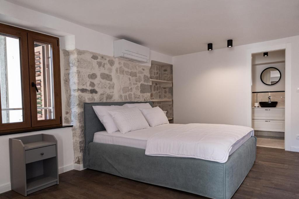 Fotografia z galérie ubytovania Charming stone apartment with jacuzzi in center of Omiš v Omise