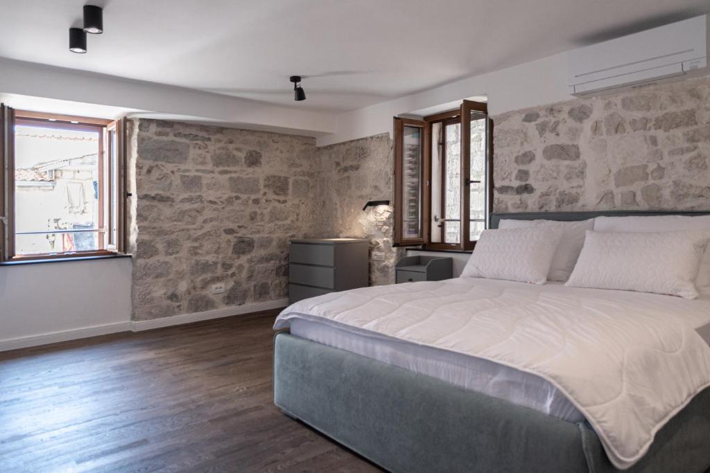 Fotografia z galérie ubytovania Charming stone apartment with jacuzzi in center of Omiš v Omise
