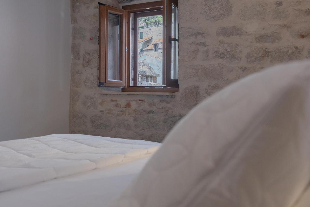 Fotografia z galérie ubytovania Charming stone apartment with jacuzzi in center of Omiš v Omise