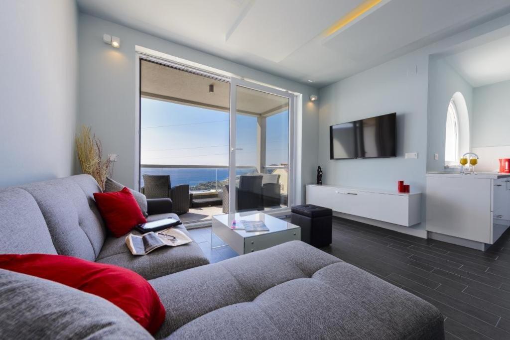 Televízia a/alebo spoločenská miestnosť v ubytovaní Apartment LaVilla