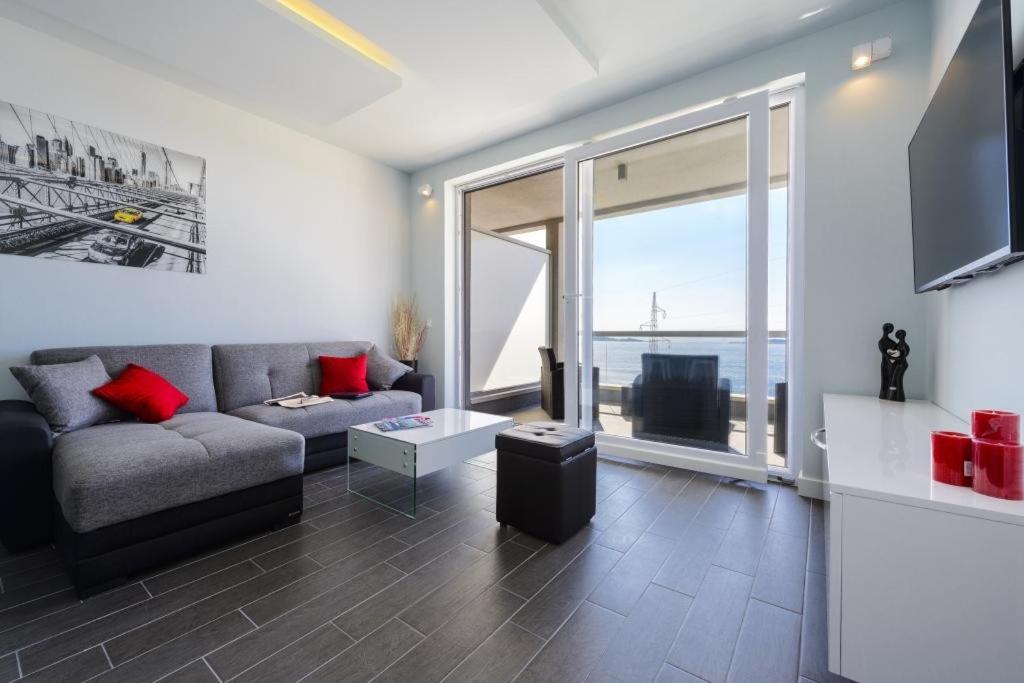 Televízia a/alebo spoločenská miestnosť v ubytovaní Apartment LaVilla