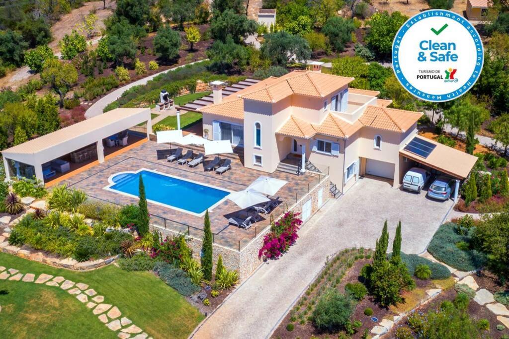 eine Luftansicht eines Hauses mit Pool in der Unterkunft Stunning villa, heated pool, pool bar, sea views in Loulé