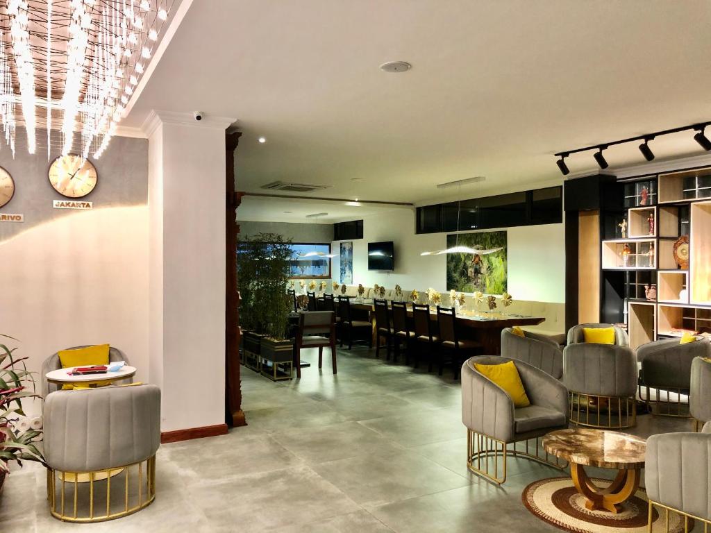 アンタナナリボにあるMERCURE HOTELの椅子とテーブルのあるレストラン、ダイニングルーム
