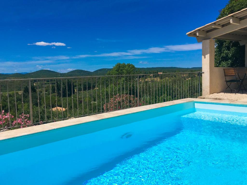 - une piscine avec vue sur les montagnes dans l'établissement Petit Paradis Bellevue, à Montpezat