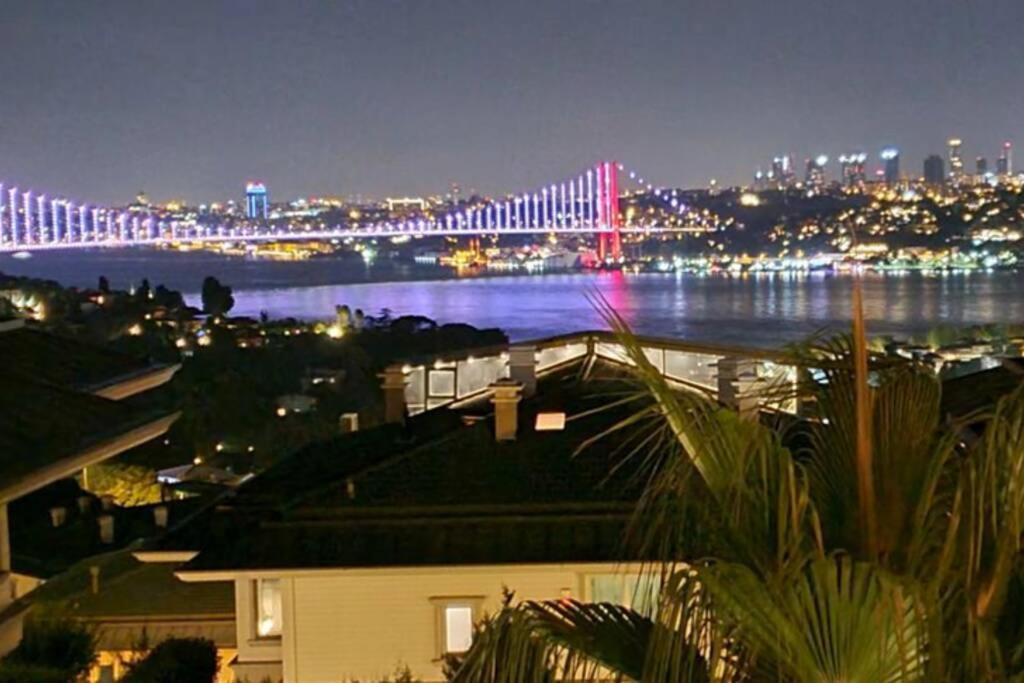 vistas a un puente sobre un río por la noche en Full Bosphorus view new 3 bedroom apartment beside Çamlıktepe Park in famous Uskudar on the Asian side of Istanbul, en Estambul