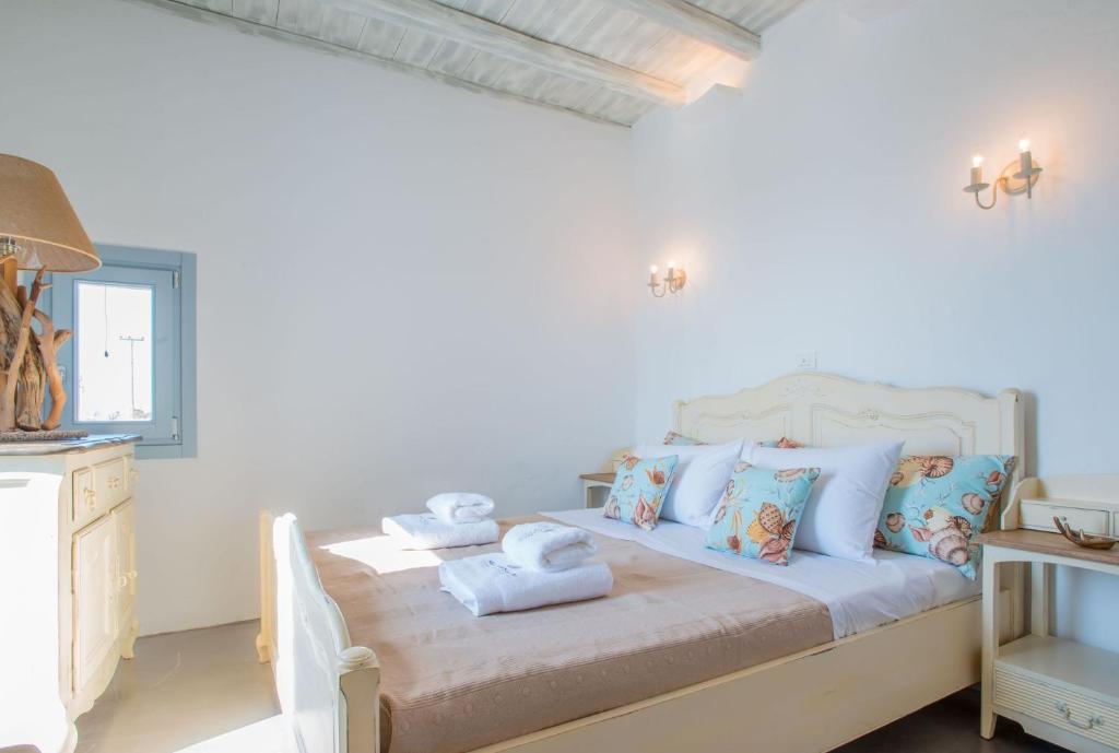 Posteľ alebo postele v izbe v ubytovaní Grand Villa With Sea View And Private Pool Up To 8 Persons Apv Golden Beach Paros