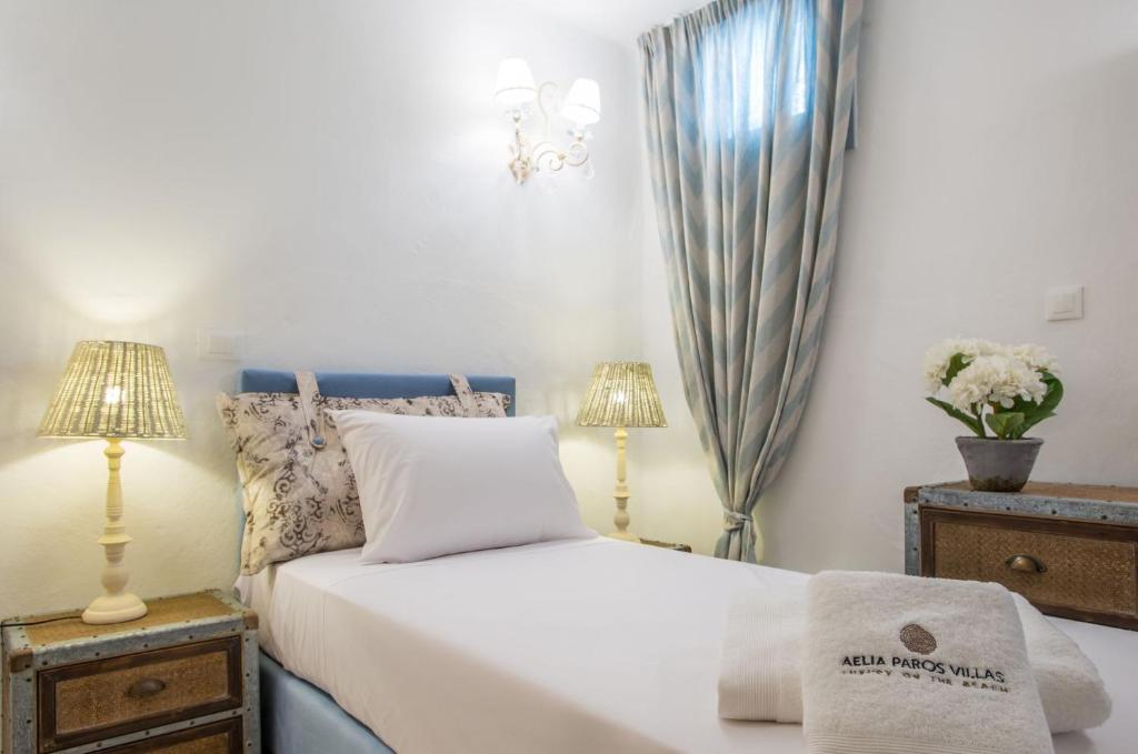Posteľ alebo postele v izbe v ubytovaní Grand Villa With Sea View And Private Pool Up To 8 Persons Apv Golden Beach Paros