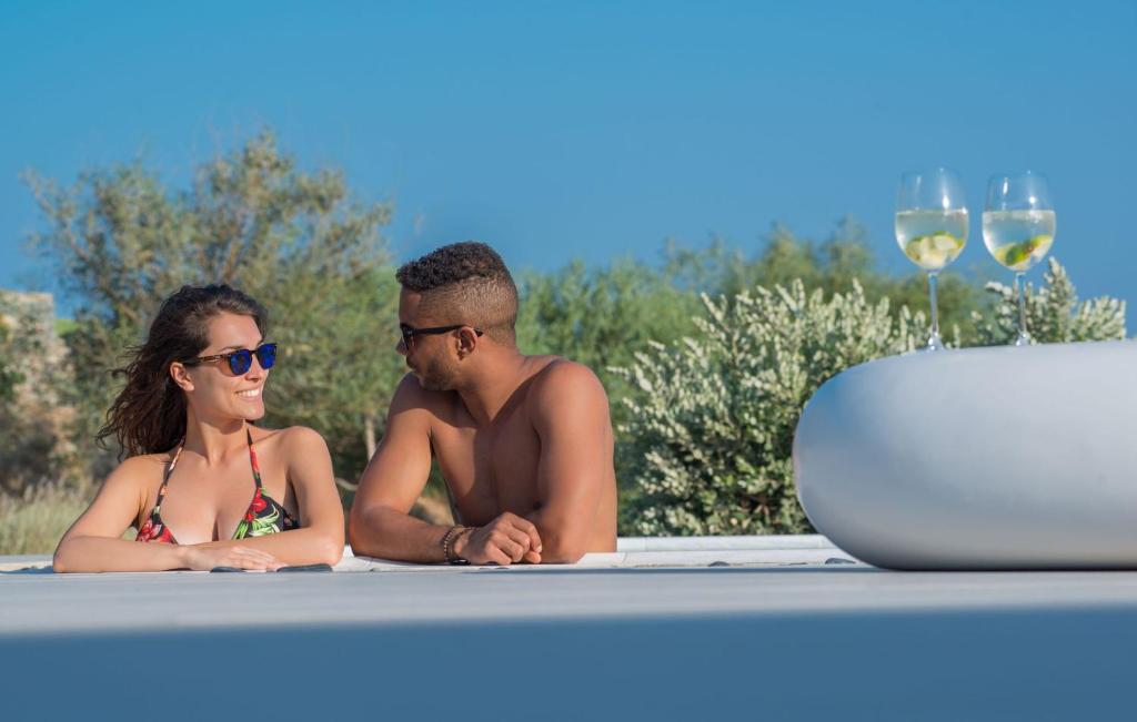 Hostia v ubytovaní Grand Villa With Sea View And Private Pool Up To 8 Persons Apv Golden Beach Paros