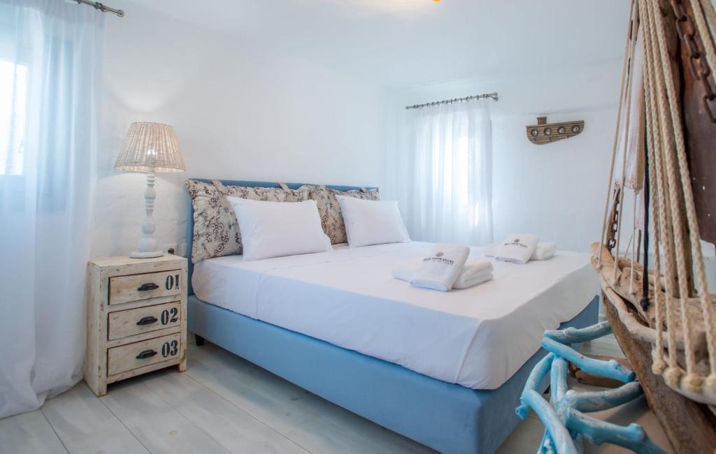 Posteľ alebo postele v izbe v ubytovaní Grand Villa With Sea View And Private Pool Up To 8 Persons Apv Golden Beach Paros