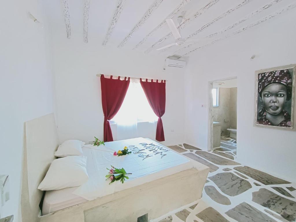 Postel nebo postele na pokoji v ubytování Watamu Neverland Villas