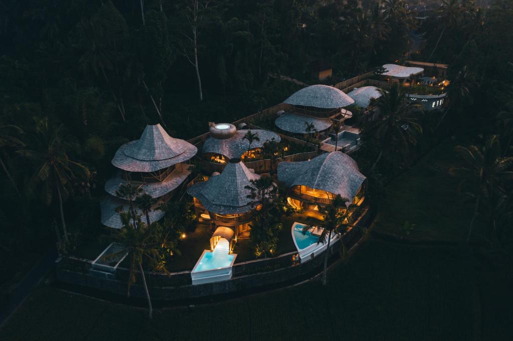 Tampaksiring的住宿－Eco Six Bali，享有度假村的空中景致,设有大楼