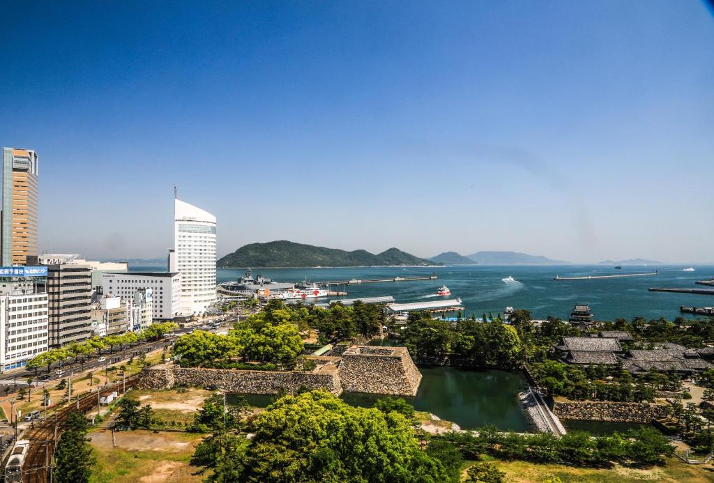 uma vista para uma cidade com o oceano e edifícios em JR Hotel Clement Takamatsu em Takamatsu