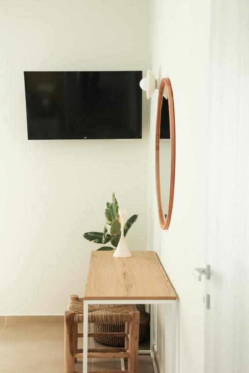 TV a/nebo společenská místnost v ubytování Elounda Katikia Luxury Living
