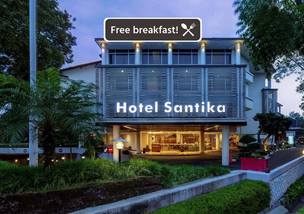 um hotel com uma placa que lê Hotel Santatal em Hotel Santika Bandung em Bandung