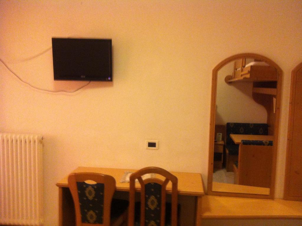 TV a/nebo společenská místnost v ubytování Piccolo Hotel Sciliar
