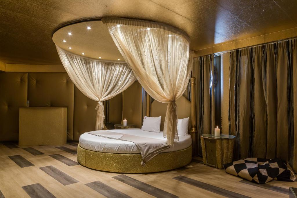 Postel nebo postele na pokoji v ubytování Ruby Rooms Kifisia