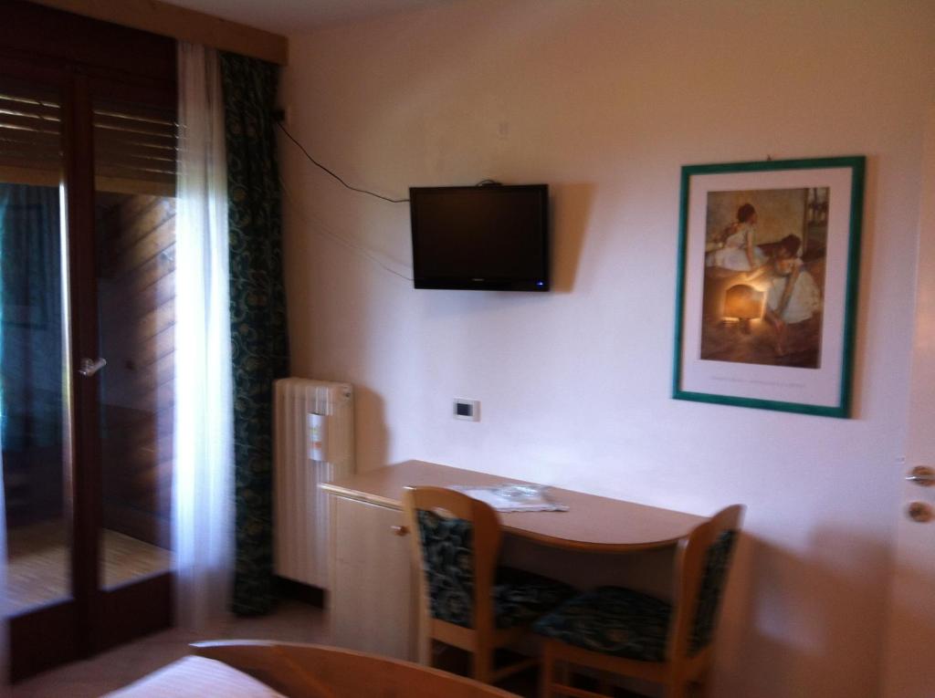 TV a/nebo společenská místnost v ubytování Piccolo Hotel Sciliar