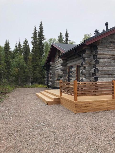 科拉里Kojamopirtit的小木屋前方设有木制甲板