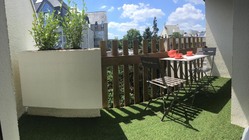 d'un balcon avec une table, des chaises et une clôture. dans l'établissement Le Clos d'Armor, à Vannes