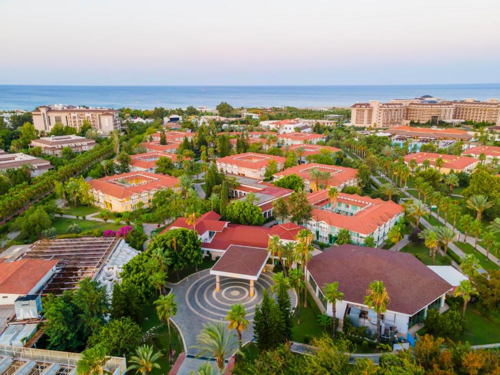 una vista aérea de una localidad turística con palmeras en Euphoria Palm Beach Resort, en Kizilagac