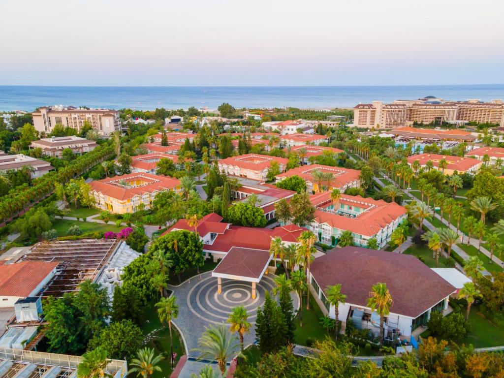 einen Luftblick auf einen Ferienort mit Palmen in der Unterkunft Euphoria Palm Beach Resort in Kizilagac