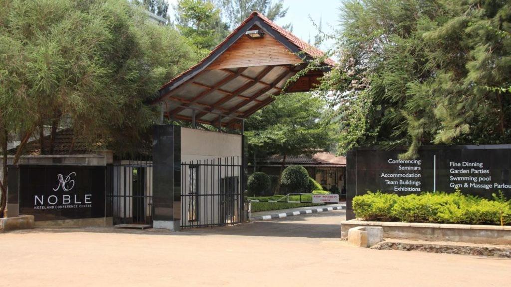 una puerta con un cartel delante de un parque en The Noble Hotel & Conference Centre en Eldoret