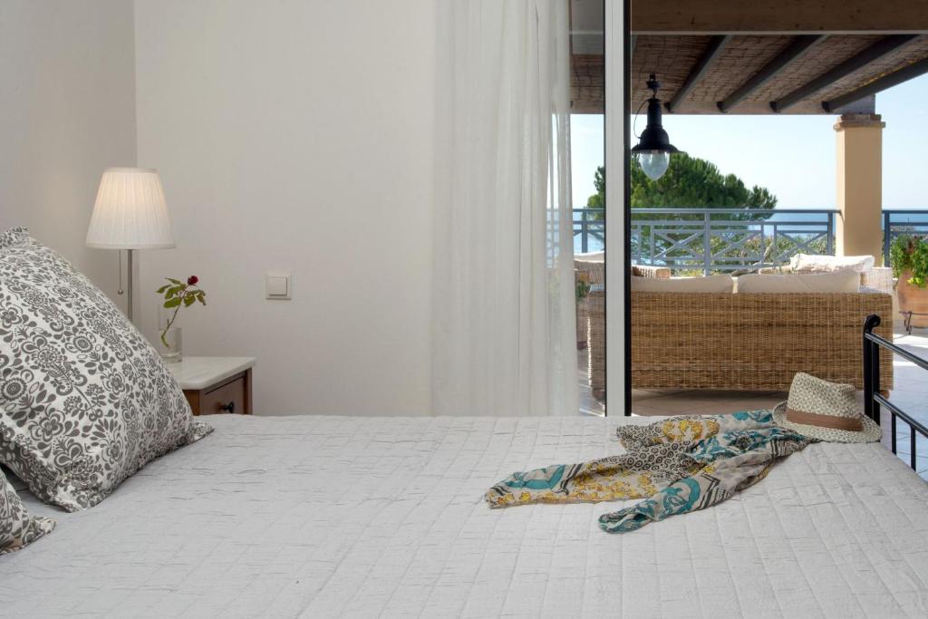 Łóżko lub łóżka w pokoju w obiekcie Panorama Villas Corfu 3 Bedroom Villa Sea View With Private Pool