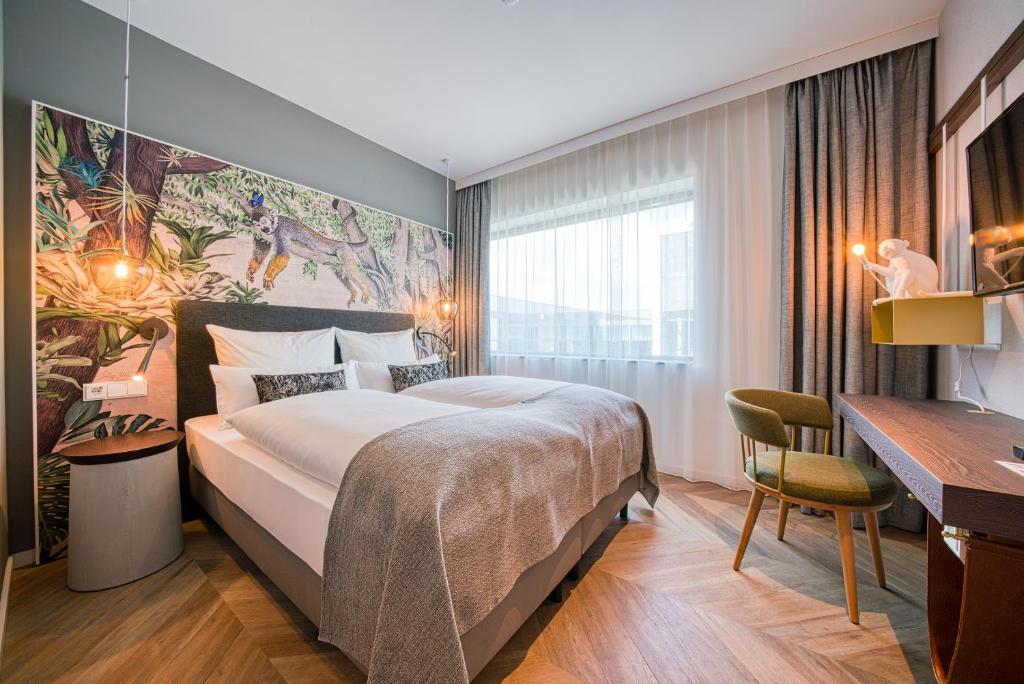 een hotelkamer met een groot bed en een bureau bij NinetyNine Amsterdam Airport in Hoofddorp
