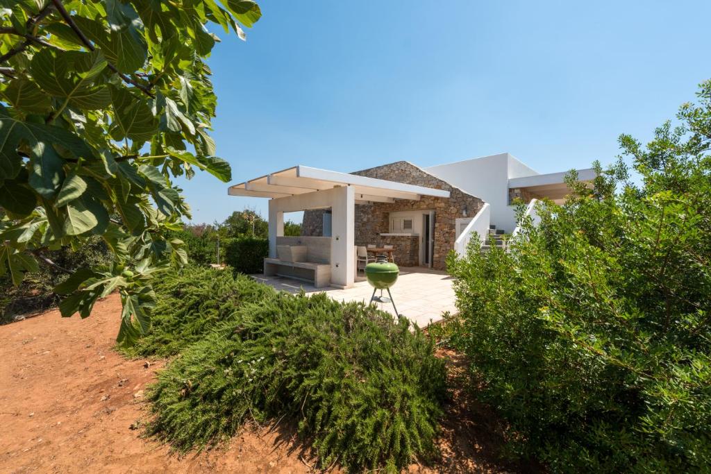 widok na dom z ogrodem w obiekcie Fani Luxury Villas w mieście Torre Pali